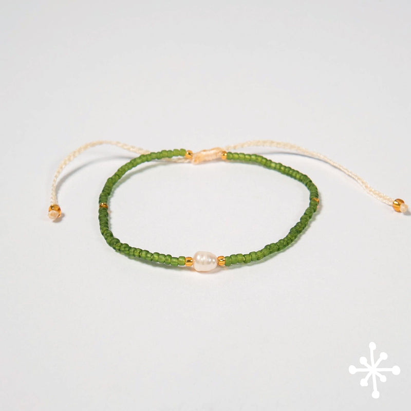 Pearl bracelet with green beads