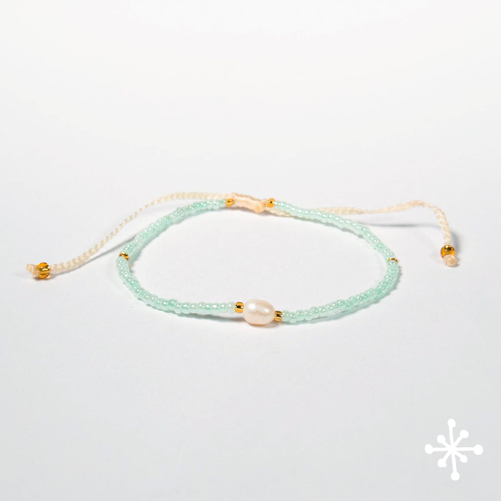 Single pearl bracelet with mint beads