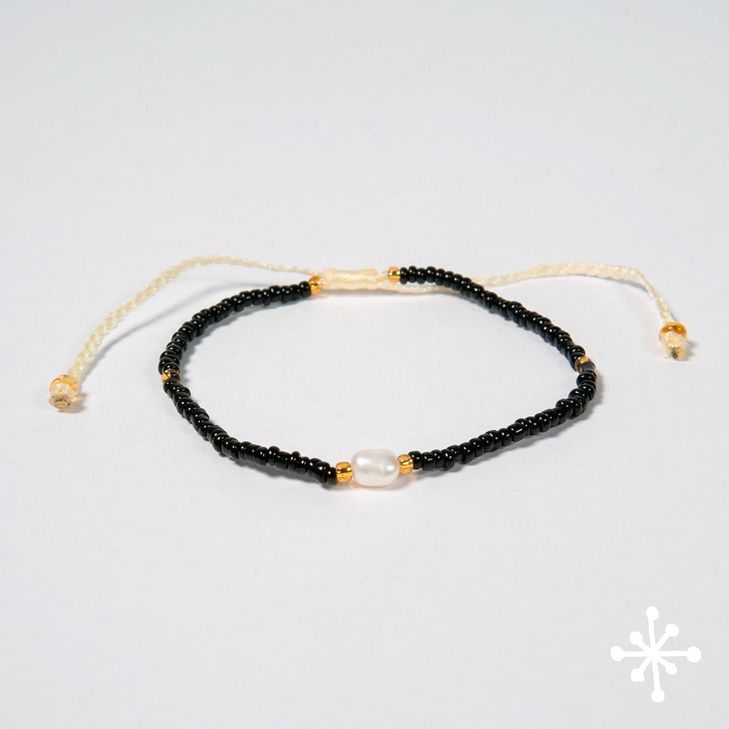 Single pearl bracelet with black beads