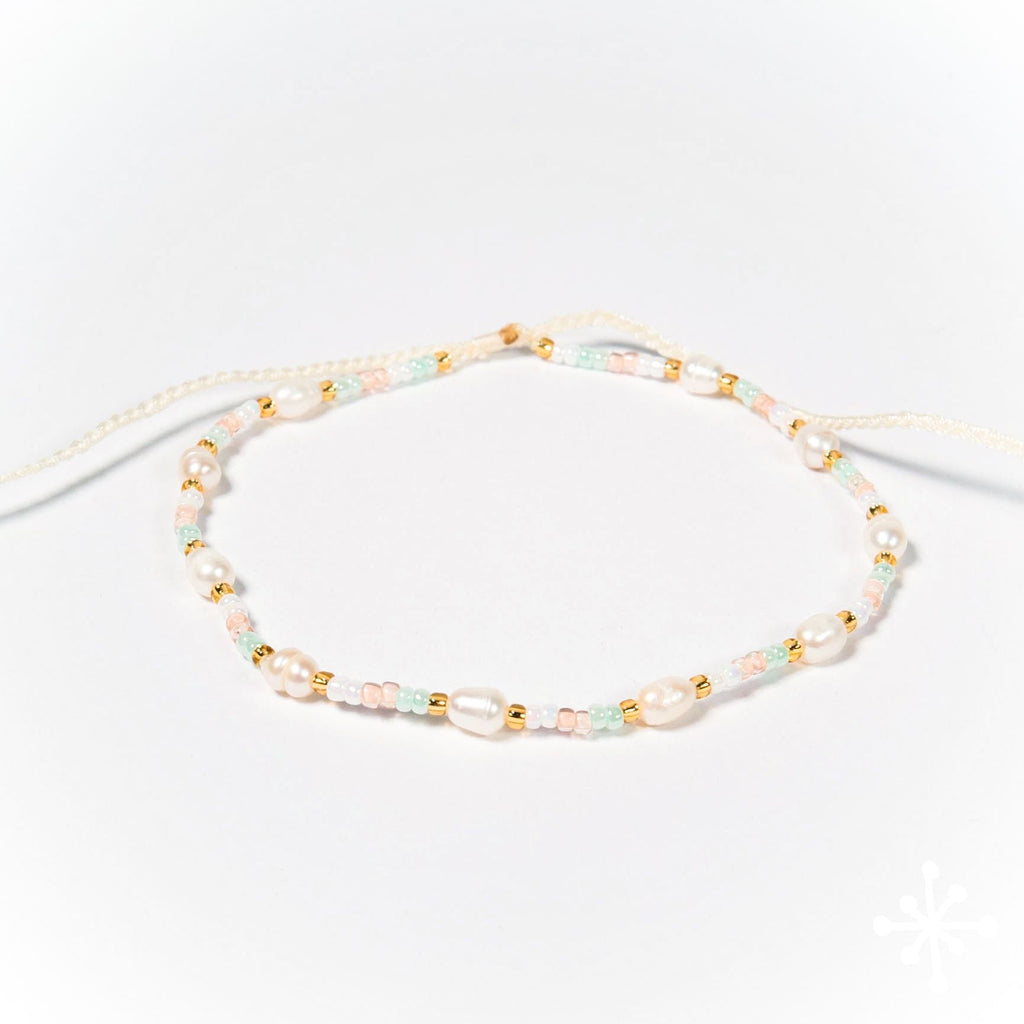 pearl bracelet with multicolour beads