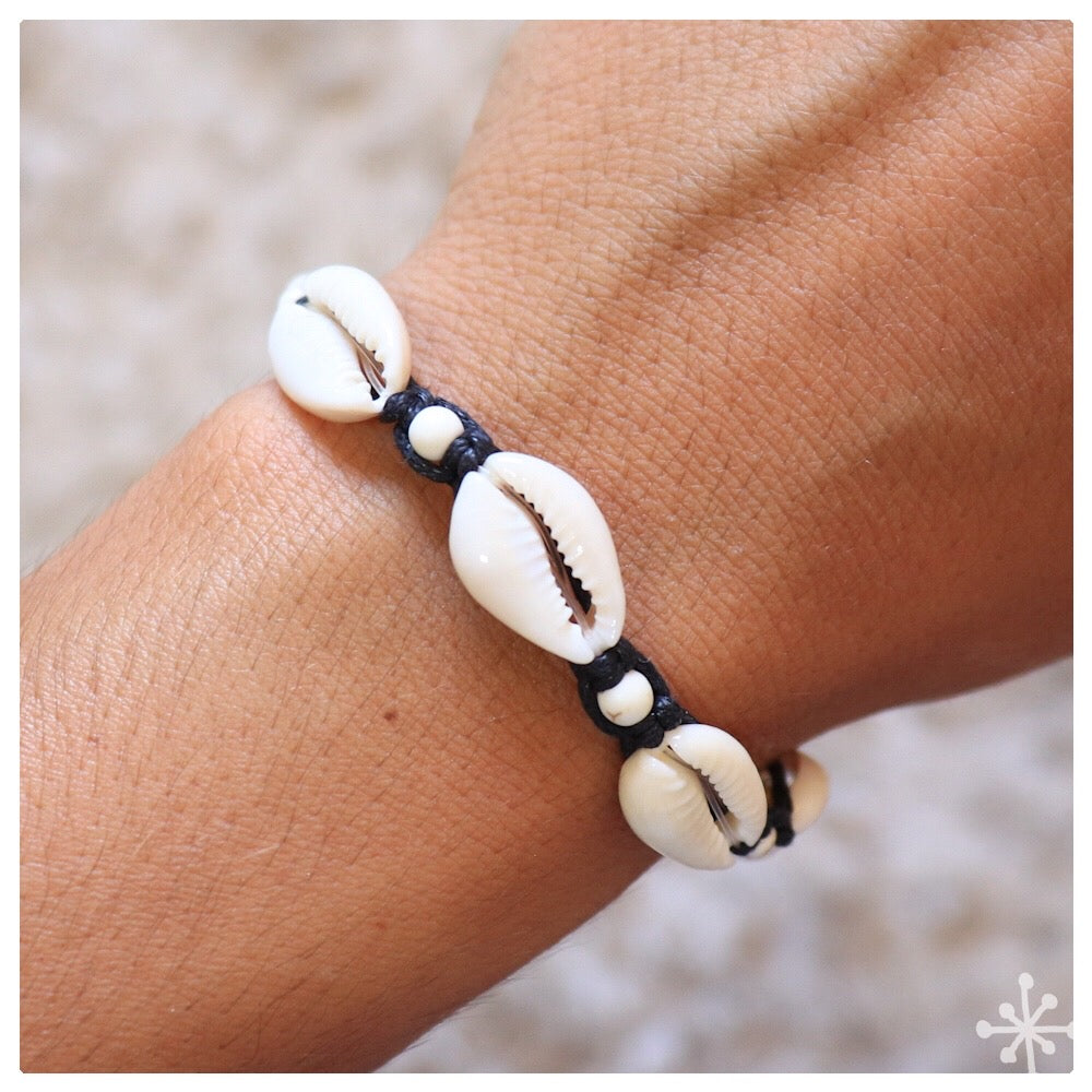 Cowrie Shell Bracelet Black with Cream Beads