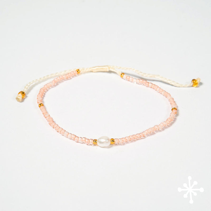 Single pearl bracelet with peach beads